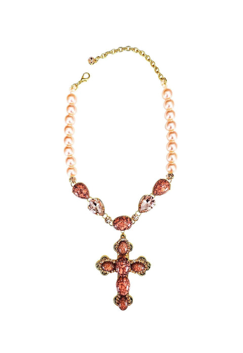 Colar Tessália de crucifixo coral com perolas banhado no dourado