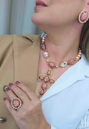 Colar Tessália de crucifixo coral com perolas banhado no dourado