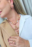 Colar Tessália de crucifixo coral com perolas banhado no dourado