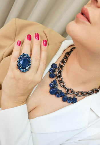 Anel Eudora com pedras azuis banhado no onix