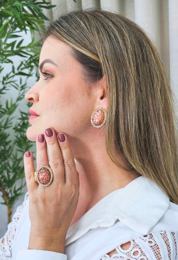 Anel Tessália oval com pedra coral e Light Peach banhado no dourado