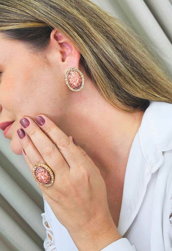 Anel Tessália oval com pedra coral e Light Peach banhado no dourado