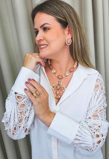 Brinco Tessália oval com pedra coral e Light Peach banhado no dourado