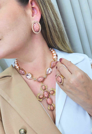 Brinco Tessália oval com pedra coral e Light Peach banhado no dourado