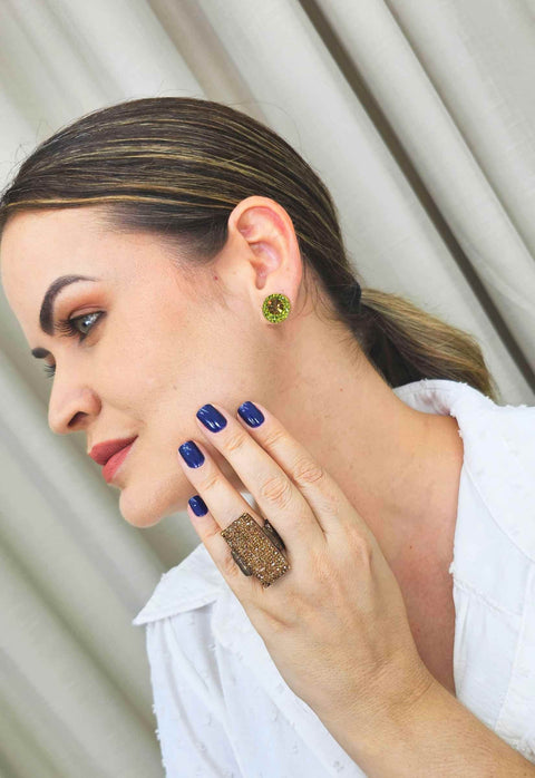 Brinco Vick Ravena com pedras verdes banhado no ouro velho