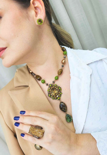 Brinco Vick Ravena com pedras verdes banhado no ouro velho