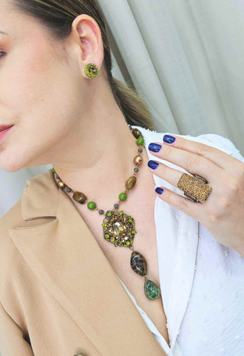 Brinco Vick Ravena com pedras verdes banhado no ouro velho