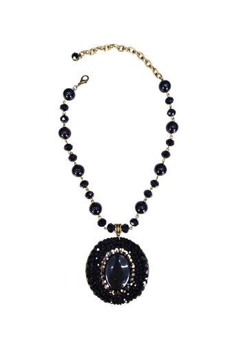 Colar Burlesque com maxi pingente e pedras pretas banhado no ouro velho