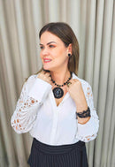 Colar Burlesque com maxi pingente e pedras pretas banhado no ouro velho