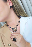Colar Hera vintage com pingente de onça pedras pretas e strass hematite