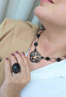 Colar Hera vintage com pingente de onça pedras pretas e strass hematite