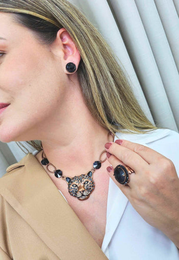 Colar Hera vintage com pingente de onça pedras pretas e strass hematite