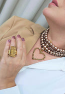 Colar Consuelo Gold de perolas marrom com pingente de coração dourado