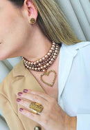 Colar Consuelo Gold de perolas marrom com pingente de coração dourado