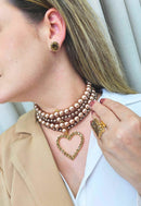 Colar Consuelo Gold de perolas marrom com pingente de coração dourado