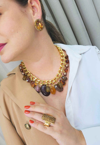 Colar Driade Glam Dourado com pingentes e pedras marrom