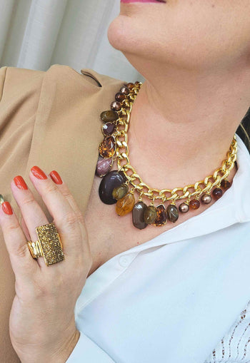 Colar Driade Glam Dourado com pingentes e pedras marrom