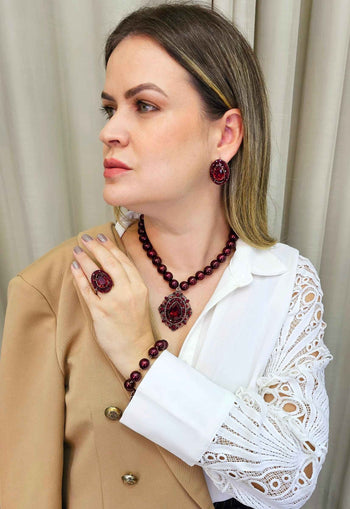 Brinco Camarote Glam oval com pedras vermelhas