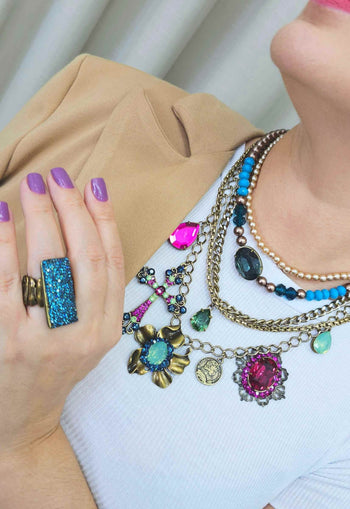 Colar Nerina ouro velho com perolas e pingentes com pedras coloridas