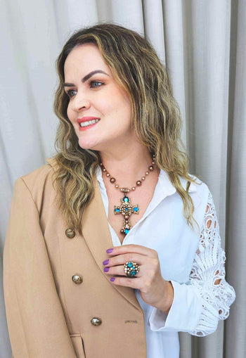 Maxi colar Ravi de crucifixo com perolas vintages e azuis