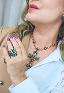 Maxi colar Ravi de crucifixo com perolas vintages e azuis