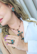 Maxi colar Ravi de crucifixo com perolas vintages e azuis