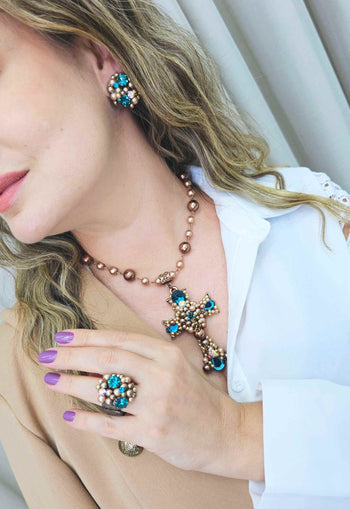 Maxi colar Ravi de crucifixo com perolas vintages e azuis