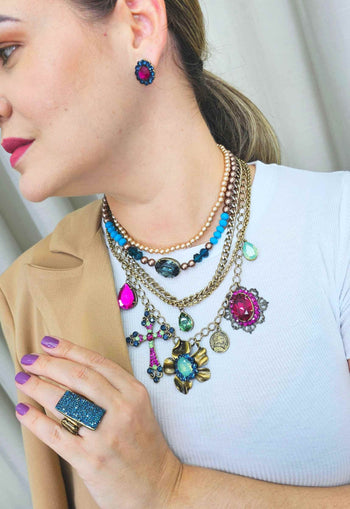 Brinco Nerina oval pequeno com pedras montana e fucsia