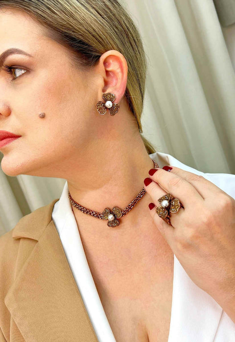 Choker Dara com pingente de flor vintage e perola