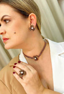 Colar choker Dara com pingente de flor vintage e perola