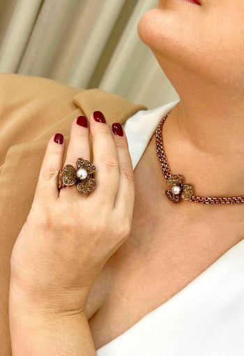 Colar choker Dara com pingente de flor vintage e perola