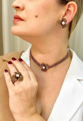 Colar choker Dara com pingente de flor vintage e perola