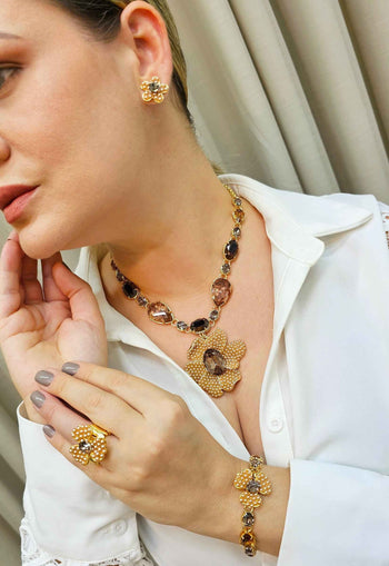 Pulseira Florência com pingente de flor e pedras champagne