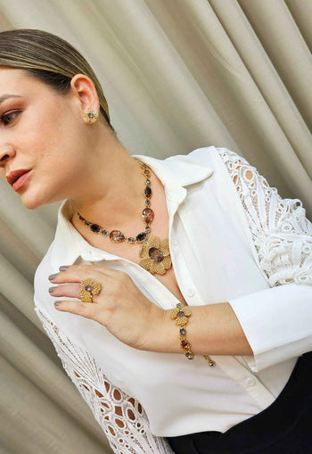 Pulseira Florência com pingente de flor e pedras champagne