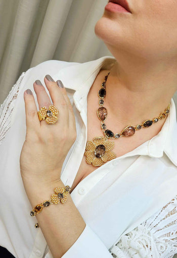 Pulseira Florência com pingente de flor e pedras champagne