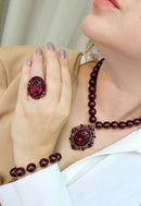 Anel Camarote Glam oval com pedras vermelhas