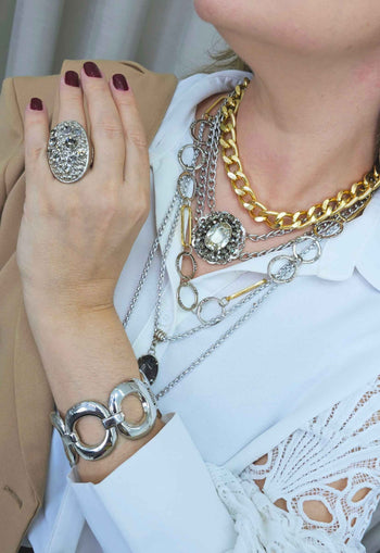 Colar Sanui prata e dourado com elos e pingente black diamond