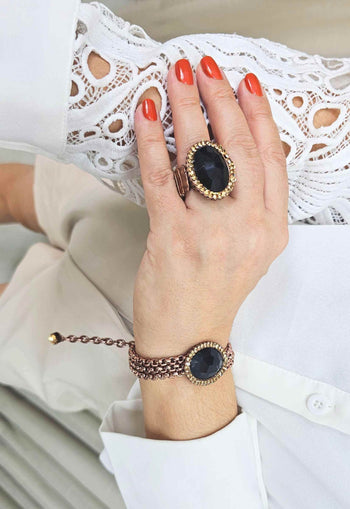 Pulseira Doce Transformação vintage com pingente de pedra preta