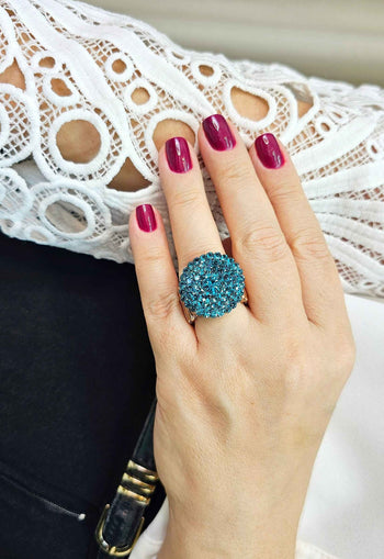 Anel Preciosa redondo com pedras azuis banhado no vintage