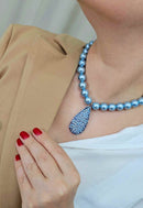 Colar Della com pingente de gota jeans e perolas azuis