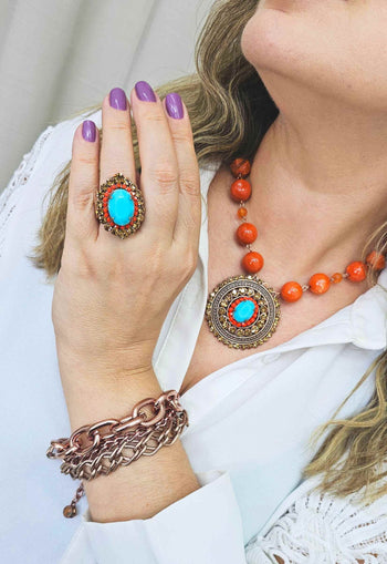 Anel Ambaris com pedra azul e strass coral e marrom