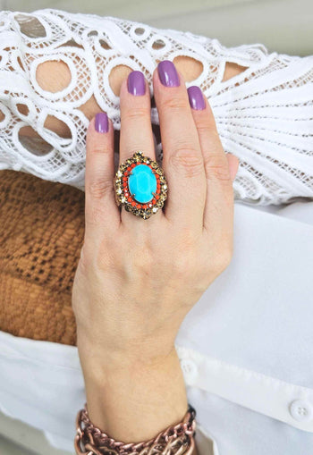 Anel Ambaris com pedra azul e strass coral e marrom