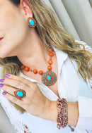 Anel Ambaris com pedra azul e strass coral e marrom