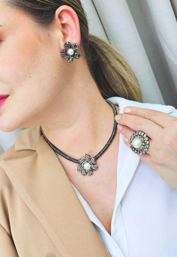 Choker de flor Alegrar com cordão e pedras black diamond