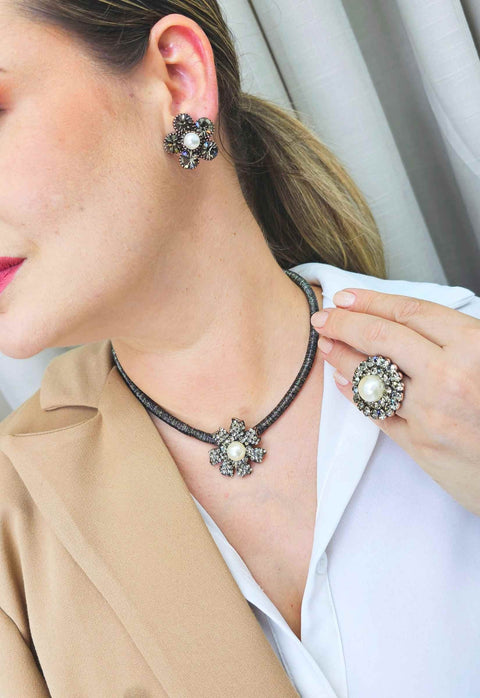 Choker de flor Alegrar com cordão e pedras black diamond