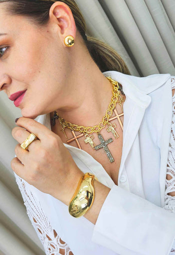 Colar Hadassa com mix de crucifixos e correntes ouro velho e douradas