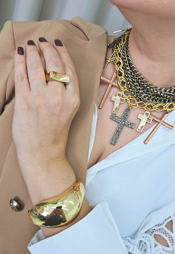 Colar Hadassa com mix de crucifixos e correntes ouro velho e douradas