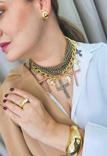Colar Hadassa com mix de crucifixos e correntes ouro velho e douradas