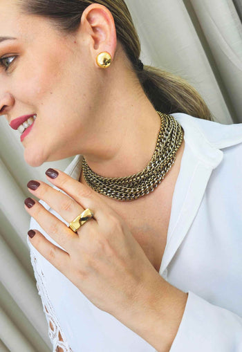 Colar Hadassa com mix de crucifixos e correntes ouro velho e douradas