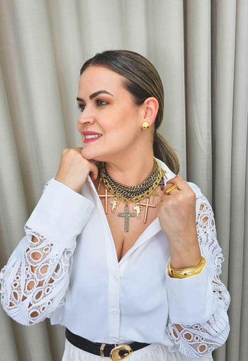 Colar Hadassa com mix de crucifixos e correntes ouro velho e douradas